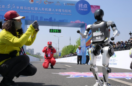 泰坦智能 | 人形機器人：批量交付浪潮下的技術破局與萬億藍海!