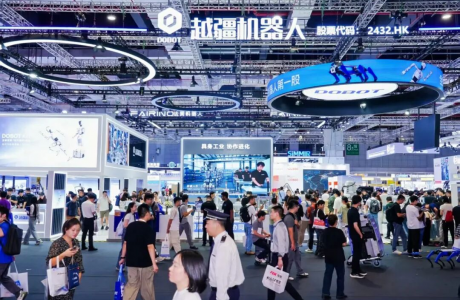 越疆“機械臂+人形+輪式+多足”具身機器人開啟工業智能體時代